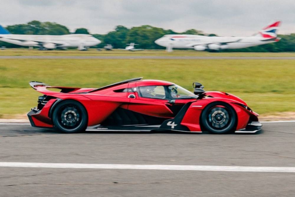 https://cdn.autogreeknews.gr/wp-content/uploads/2025/06/praga-bohema-top-gear-06-1.jpg