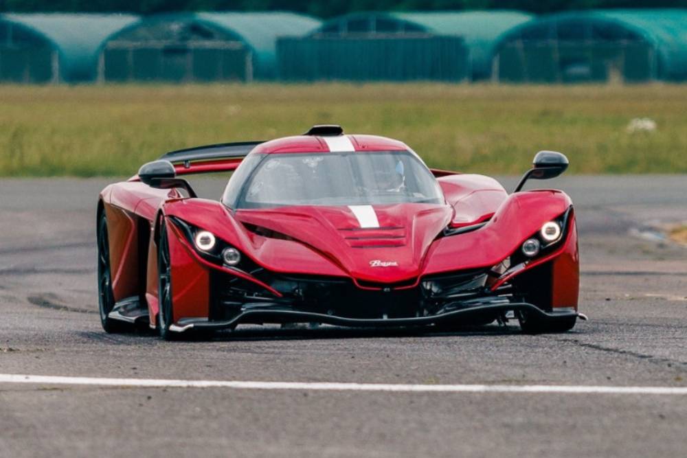 https://cdn.autogreeknews.gr/wp-content/uploads/2025/06/praga-bohema-top-gear-08.jpg