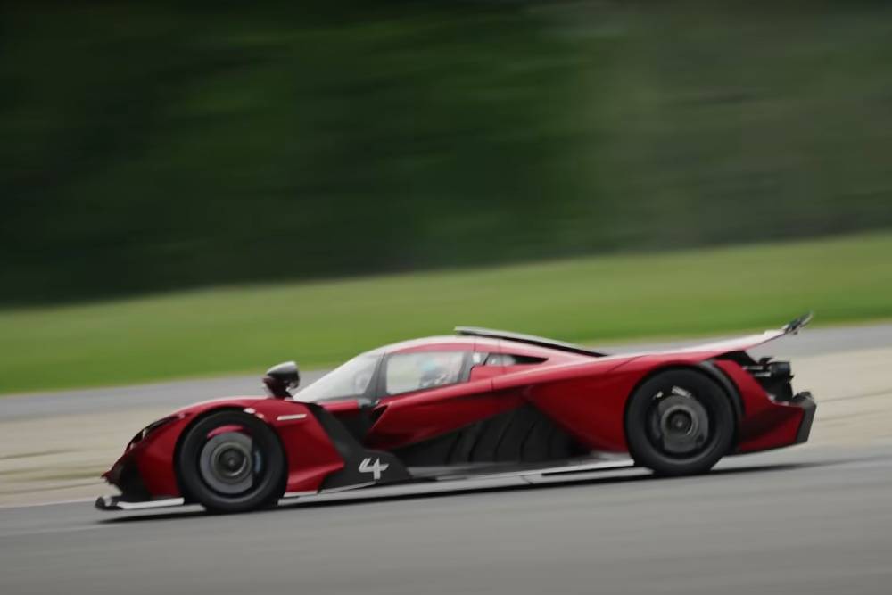 https://cdn.autogreeknews.gr/wp-content/uploads/2025/06/praga-bohema-top-gear.jpg