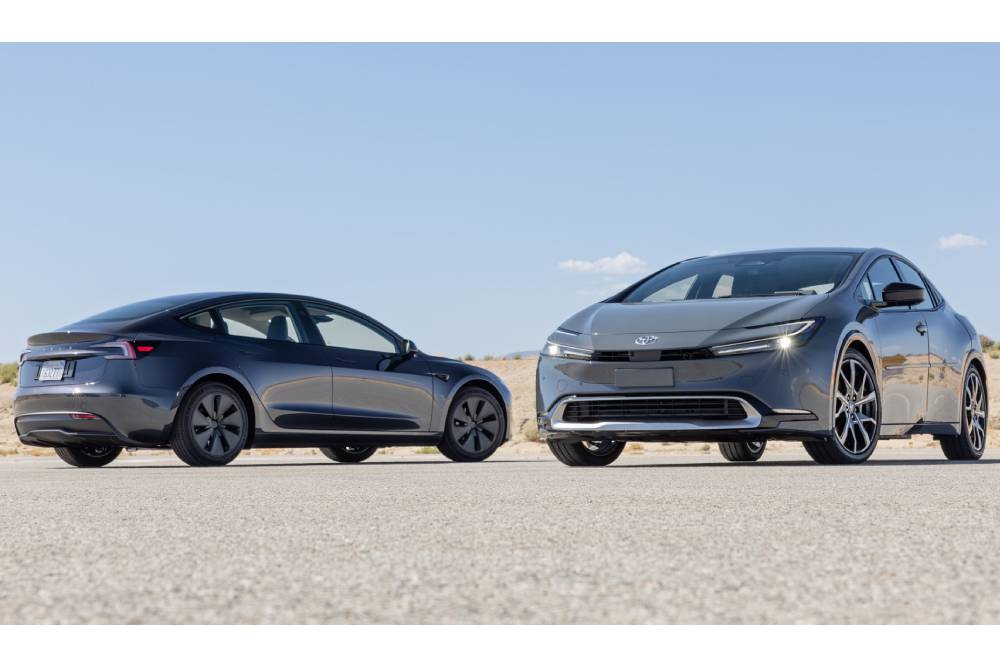 https://cdn.autogreeknews.gr/wp-content/uploads/2025/06/tesla-model-3-vs-toyota-prius-02.jpg