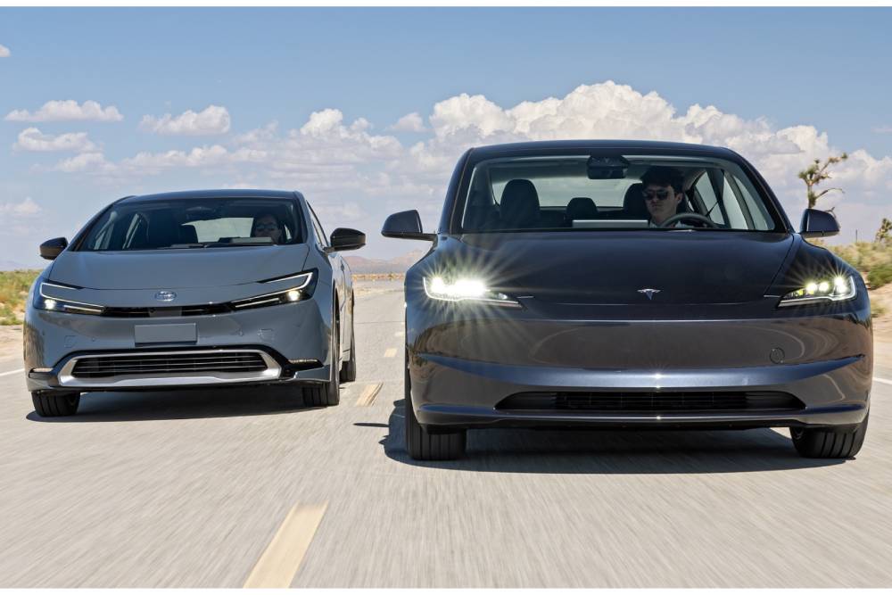 https://cdn.autogreeknews.gr/wp-content/uploads/2025/06/tesla-model-3-vs-toyota-prius-03.jpg