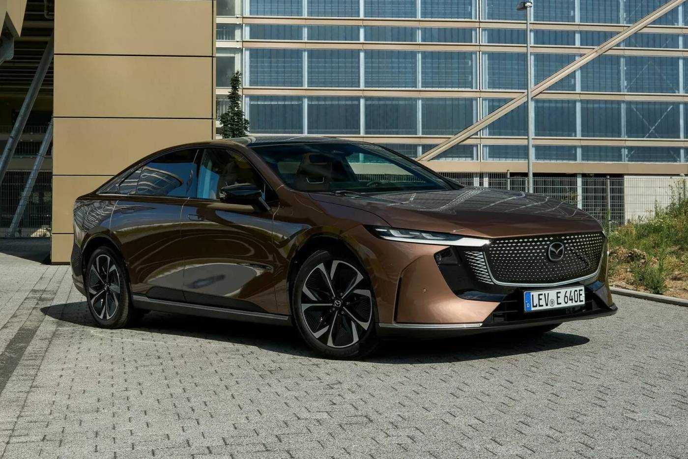 https://cdn.autogreeknews.gr/wp-content/uploads/2025/07/2025-Mazda-6e-Europe-Gallery-1-26-2048x1366-1.jpg