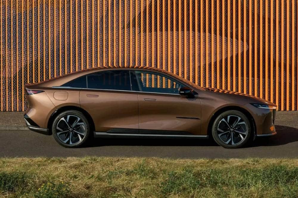 https://cdn.autogreeknews.gr/wp-content/uploads/2025/07/2025-Mazda-6e-Europe-Gallery-1-30-2048x1366-1.jpg