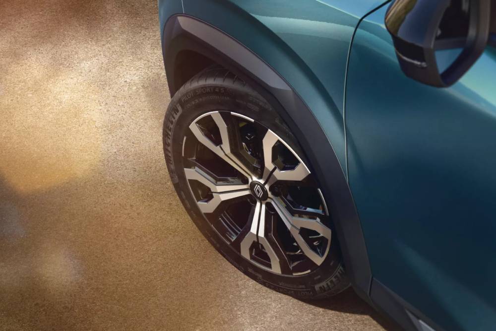 https://cdn.autogreeknews.gr/wp-content/uploads/2025/07/2026-Renault-Boreal-710-4-2048x1152-1.jpg