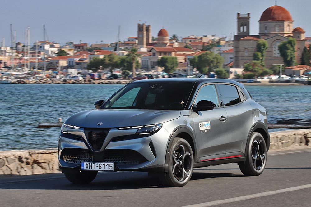 https://cdn.autogreeknews.gr/wp-content/uploads/2025/07/Alfa-Romeo-Junior-Ibrida-Aigina-1.jpg