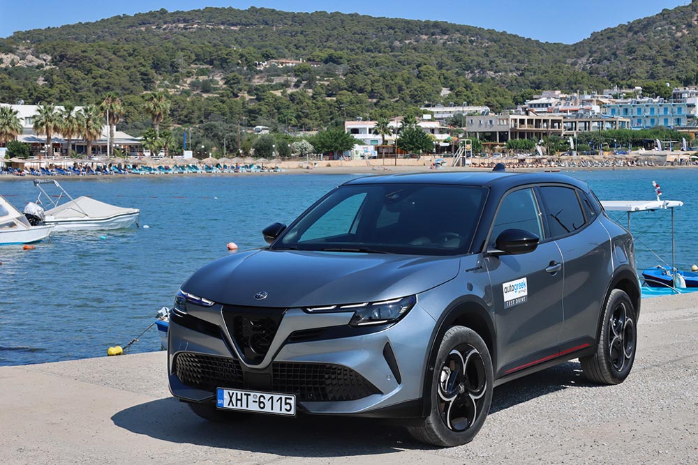 https://cdn.autogreeknews.gr/wp-content/uploads/2025/07/Alfa-Romeo-Junior-Ibrida-Aigina-10.jpg