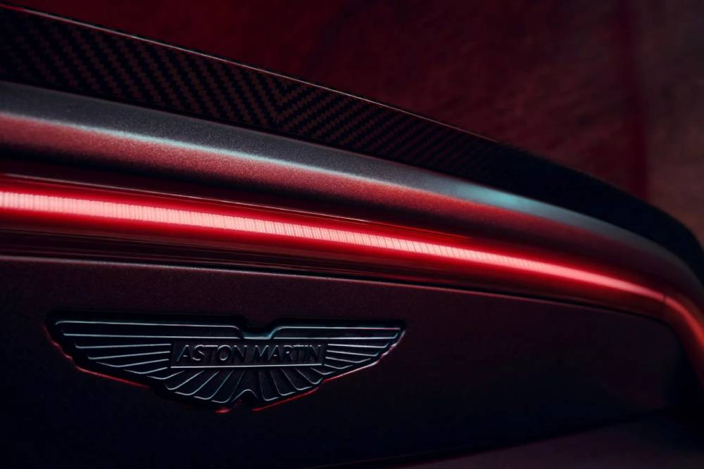 https://cdn.autogreeknews.gr/wp-content/uploads/2025/07/Aston-Martin-Vantage-S-GFOS-17-2048x1366-1.jpg