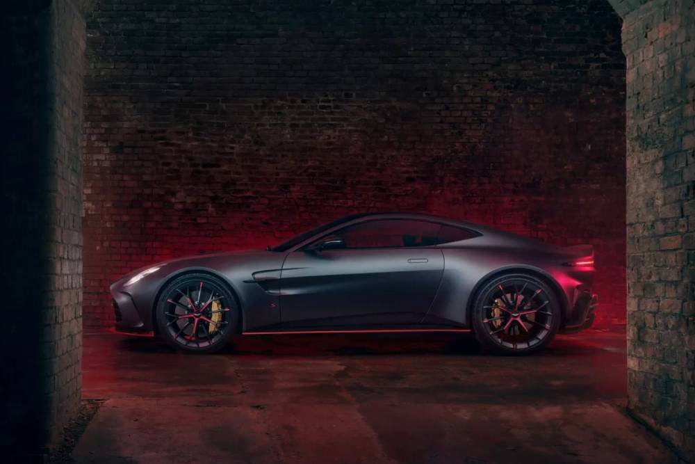 https://cdn.autogreeknews.gr/wp-content/uploads/2025/07/Aston-Martin-Vantage-S-GFOS-8-2048x1330-1.jpg