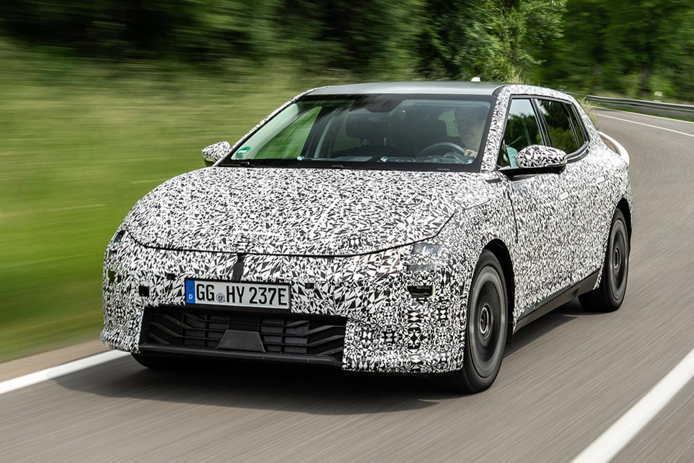 https://cdn.autogreeknews.gr/wp-content/uploads/2025/07/Kia-EV4-undergoes-testing-in-Europe-00.jpg