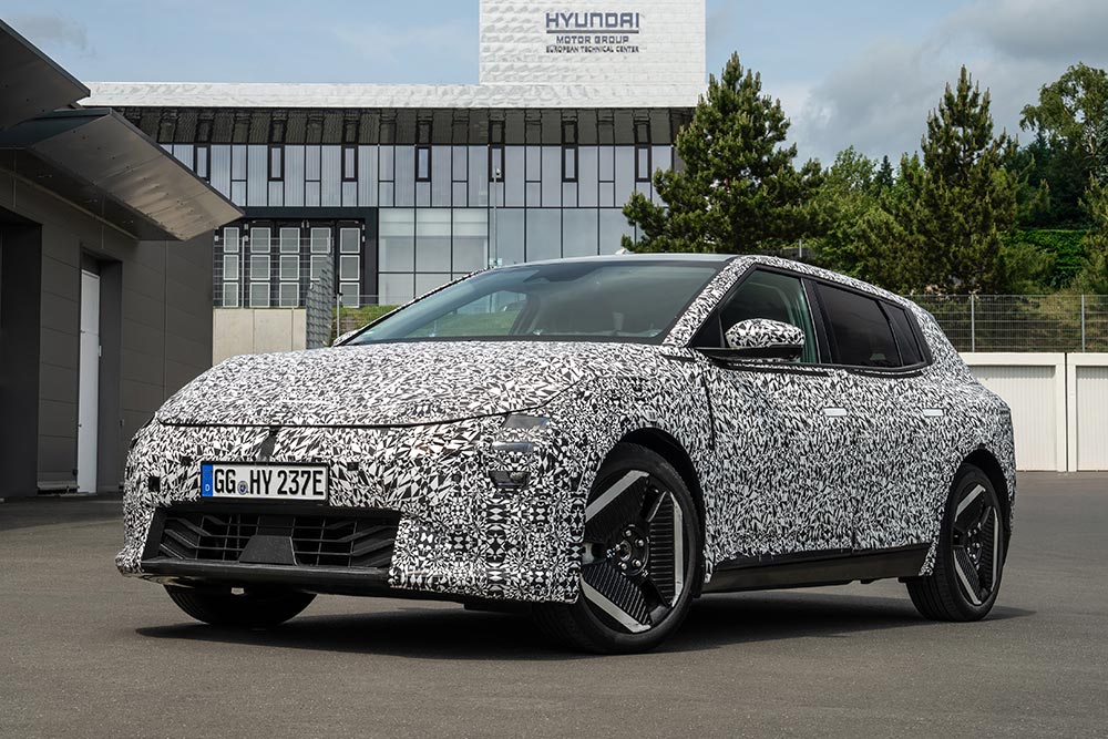 https://cdn.autogreeknews.gr/wp-content/uploads/2025/07/Kia-EV4-undergoes-testing-in-Europe18.jpg
