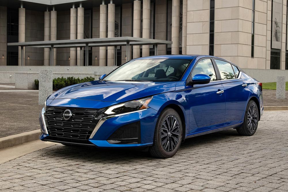 https://cdn.autogreeknews.gr/wp-content/uploads/2025/07/Nissan-Altima-SV.jpg