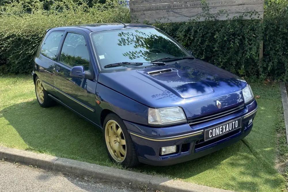 https://cdn.autogreeknews.gr/wp-content/uploads/2025/07/Renault-Clio-Williams.jpg