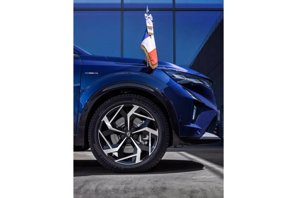 https://cdn.autogreeknews.gr/wp-content/uploads/2025/07/Renault-Rafale-Macron-00015.jpg
