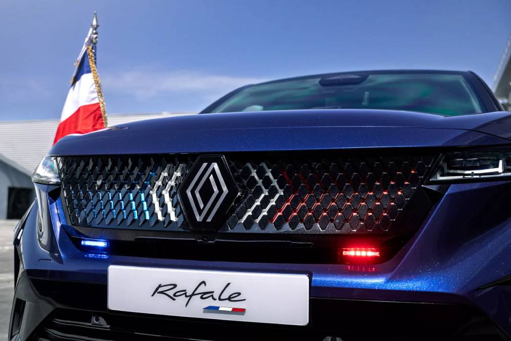 https://cdn.autogreeknews.gr/wp-content/uploads/2025/07/Renault-Rafale-Macron-00018-2048x1366-1.jpg