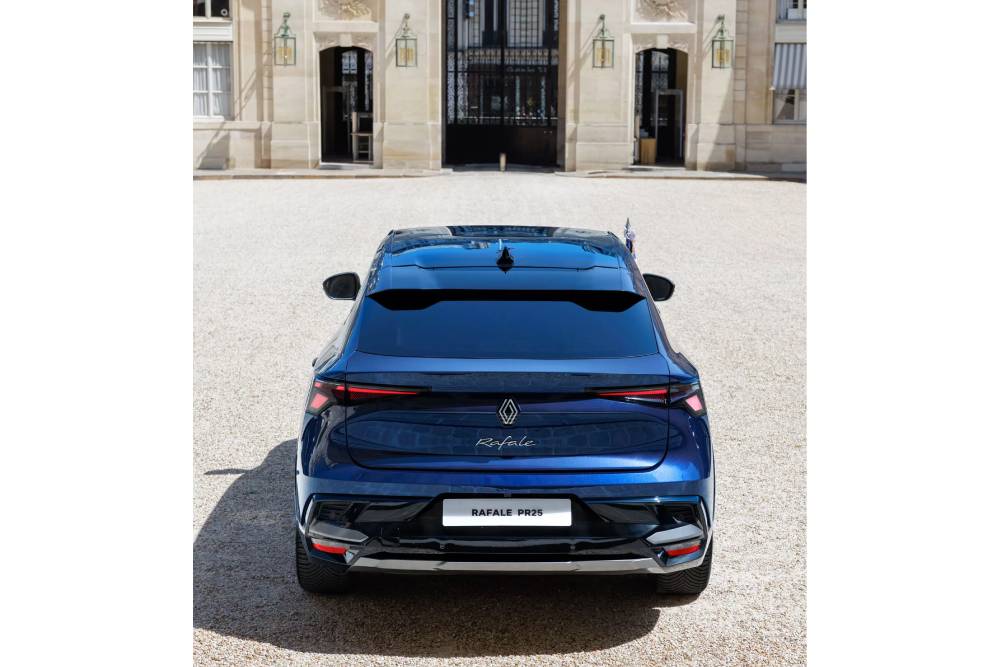 https://cdn.autogreeknews.gr/wp-content/uploads/2025/07/Renault-Rafale-Macron-00022.jpg