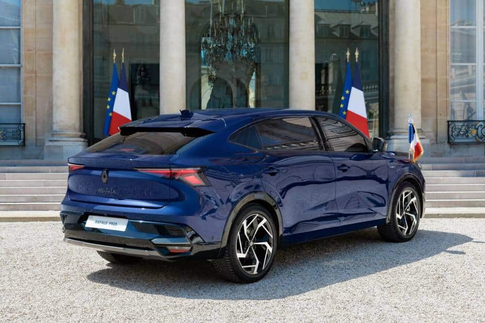 https://cdn.autogreeknews.gr/wp-content/uploads/2025/07/Renault-Rafale-Macron-00023-2048x1365-1.jpg