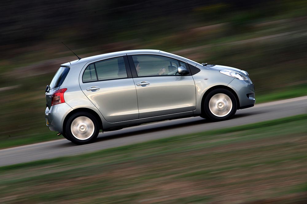 https://cdn.autogreeknews.gr/wp-content/uploads/2025/07/Toyota-Yaris-2005-1.jpg
