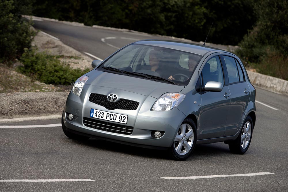 https://cdn.autogreeknews.gr/wp-content/uploads/2025/07/Toyota-Yaris-2005-7.jpg
