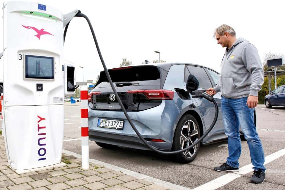 https://cdn.autogreeknews.gr/wp-content/uploads/2025/07/VW_ID3_dlouhodoby_test_ADAC_2023_tiskove_03.jpg