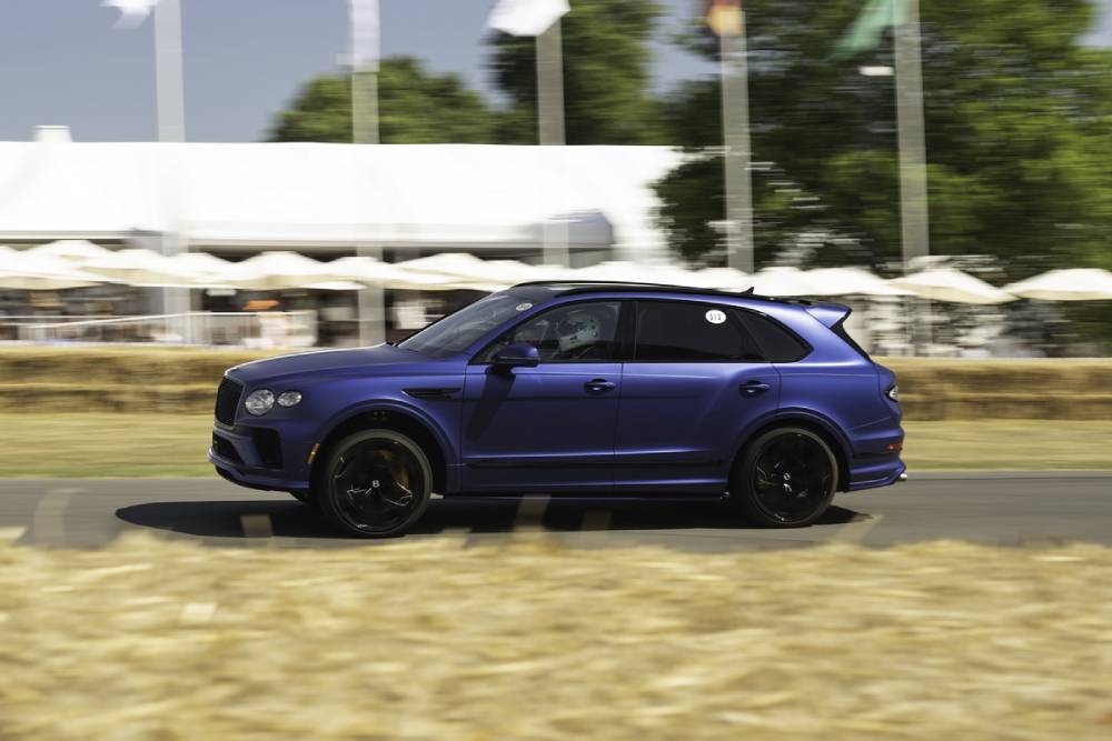 https://cdn.autogreeknews.gr/wp-content/uploads/2025/07/bentley-bentayga-speed-smashes-goodwood-hillclimb-1.jpg