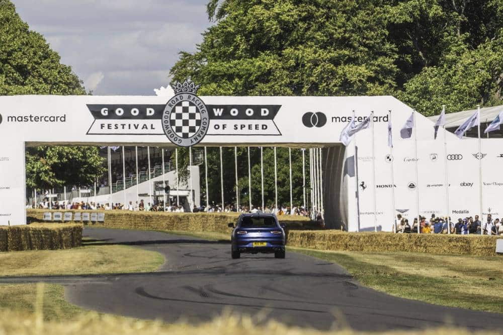 https://cdn.autogreeknews.gr/wp-content/uploads/2025/07/bentley-bentayga-speed-smashes-goodwood-hillclimb-2.jpg
