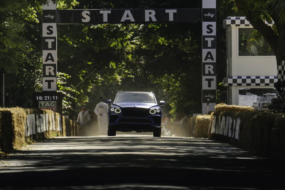 https://cdn.autogreeknews.gr/wp-content/uploads/2025/07/bentley-bentayga-speed-smashes-goodwood-hillclimb-3.jpg