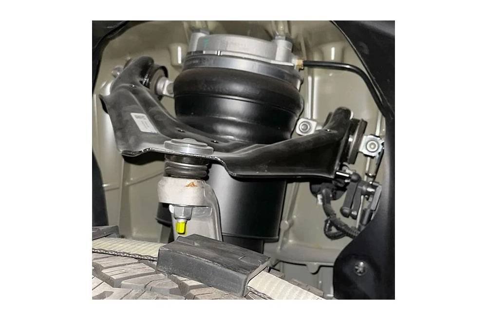 https://cdn.autogreeknews.gr/wp-content/uploads/2025/07/cybertruck-suspension-02.jpg