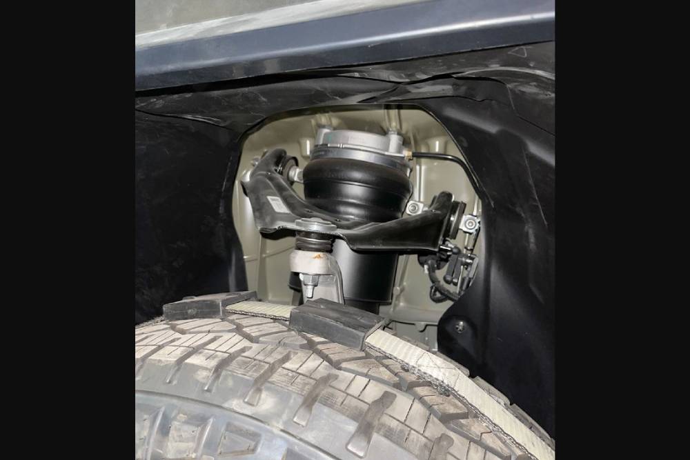 https://cdn.autogreeknews.gr/wp-content/uploads/2025/07/cybertruck-suspension-03.jpg
