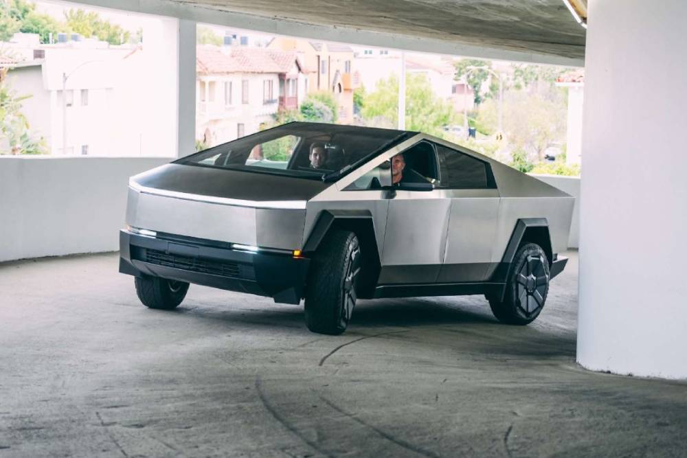 Εξερράγη η ανάρτηση σε Tesla Cybertruck