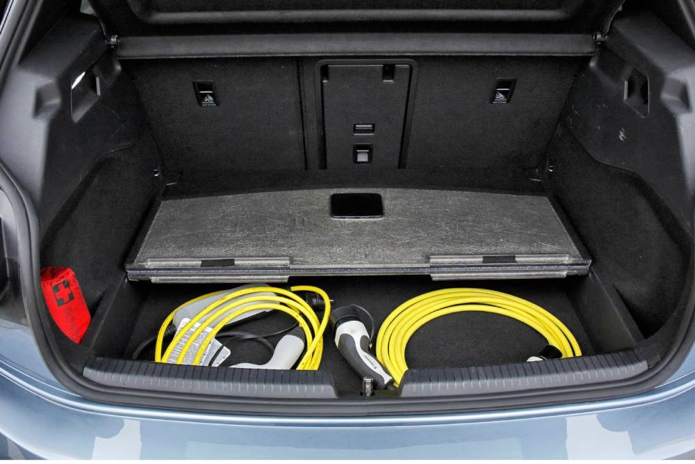https://cdn.autogreeknews.gr/wp-content/uploads/2025/07/dauertest-vw-id3-kofferraum-2302_mbed6c.jpg