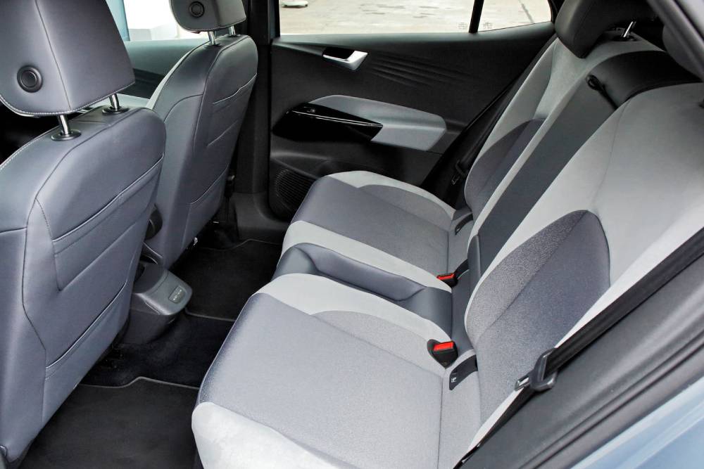 https://cdn.autogreeknews.gr/wp-content/uploads/2025/07/dauertest-vw-id3-ruecksitz-2302_jusjgp.jpg