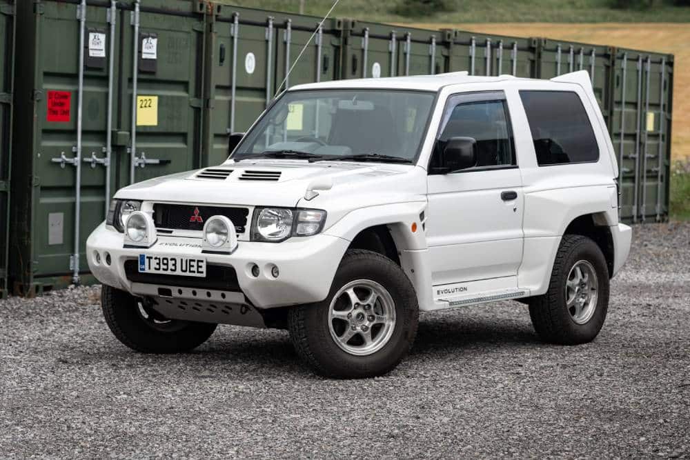 Γυαλισμένο Mitsubishi Pajero Evo νοσταλγεί το Ντακάρ