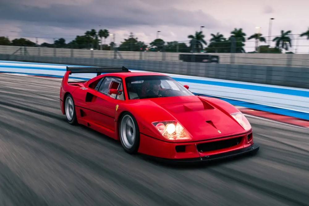 https://cdn.autogreeknews.gr/wp-content/uploads/2025/07/ferrari-f40-lm-backfire-02.jpg