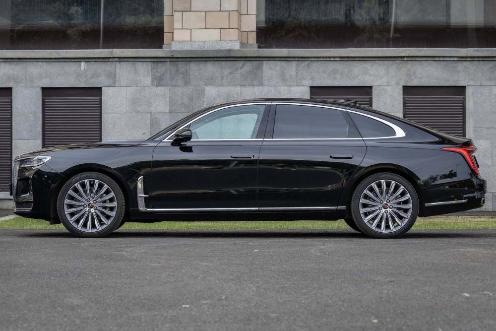 https://cdn.autogreeknews.gr/wp-content/uploads/2025/07/hongqi-h9-russia-03.jpg