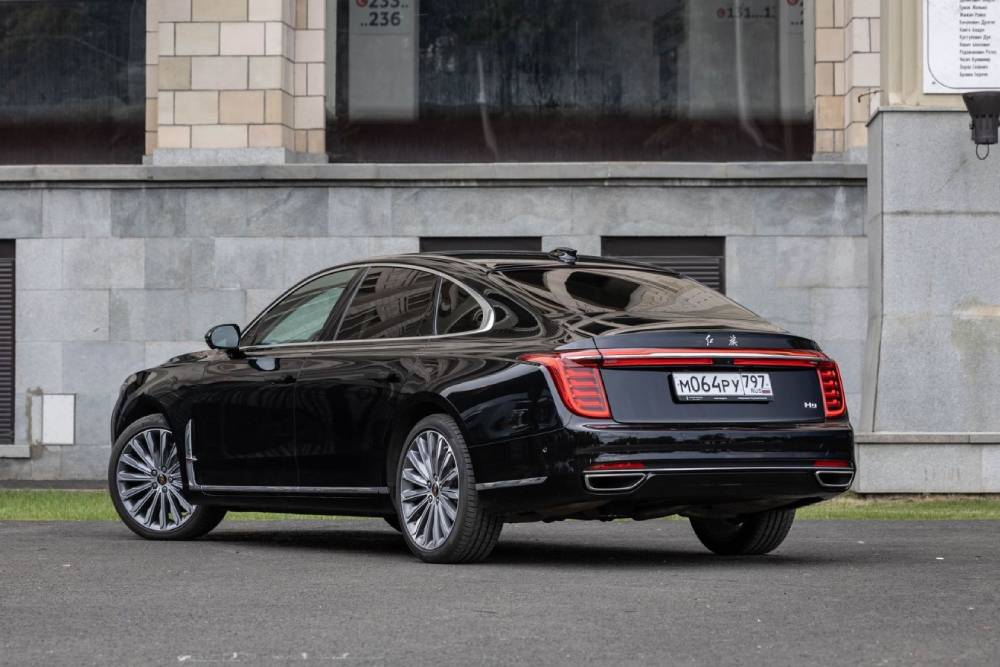 https://cdn.autogreeknews.gr/wp-content/uploads/2025/07/hongqi-h9-russia-06.jpg