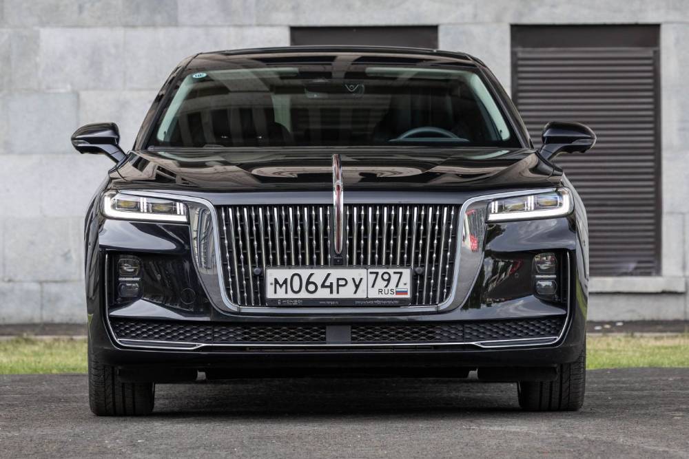 https://cdn.autogreeknews.gr/wp-content/uploads/2025/07/hongqi-h9-russia.jpg