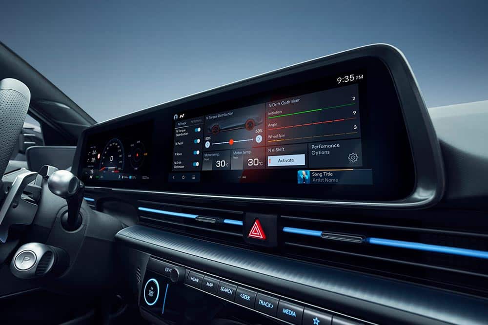 https://cdn.autogreeknews.gr/wp-content/uploads/2025/07/hyundai-ioniq-6-n-goodwood-debut-interior-cluster.jpg