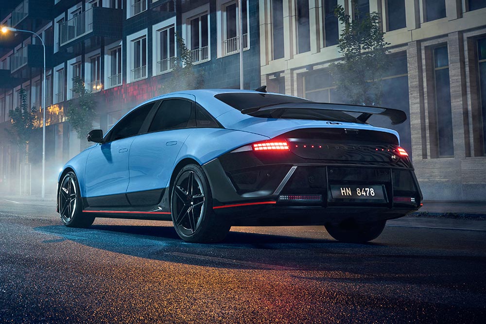 https://cdn.autogreeknews.gr/wp-content/uploads/2025/07/hyundai-ioniq-6-n-goodwood-debut-night-rear-quarter.jpg