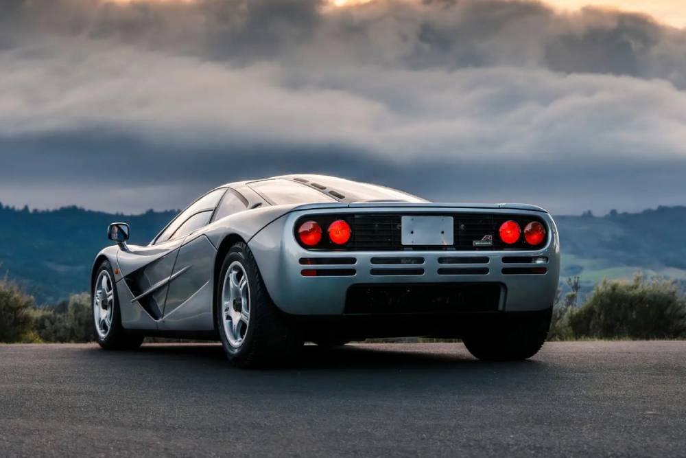 https://cdn.autogreeknews.gr/wp-content/uploads/2025/07/mclaren-f1-auction-04.jpg