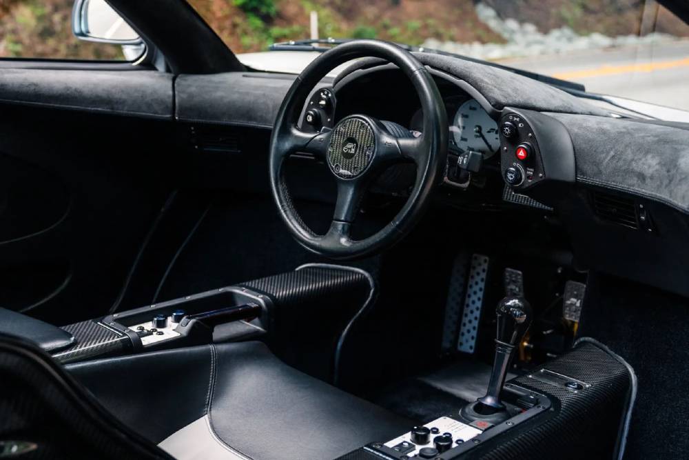https://cdn.autogreeknews.gr/wp-content/uploads/2025/07/mclaren-f1-auction-06.jpg