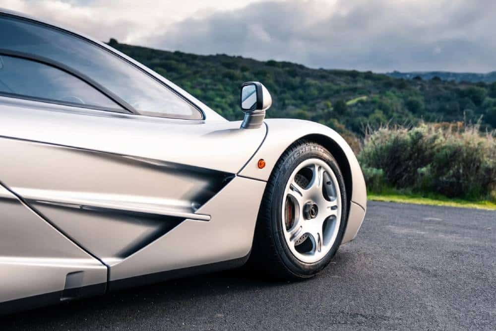 https://cdn.autogreeknews.gr/wp-content/uploads/2025/07/mclaren-f1-auction-07.jpg