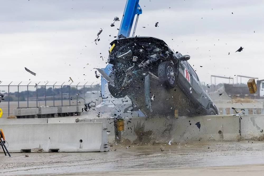https://cdn.autogreeknews.gr/wp-content/uploads/2025/07/rivian-crashes-barrier.jpg