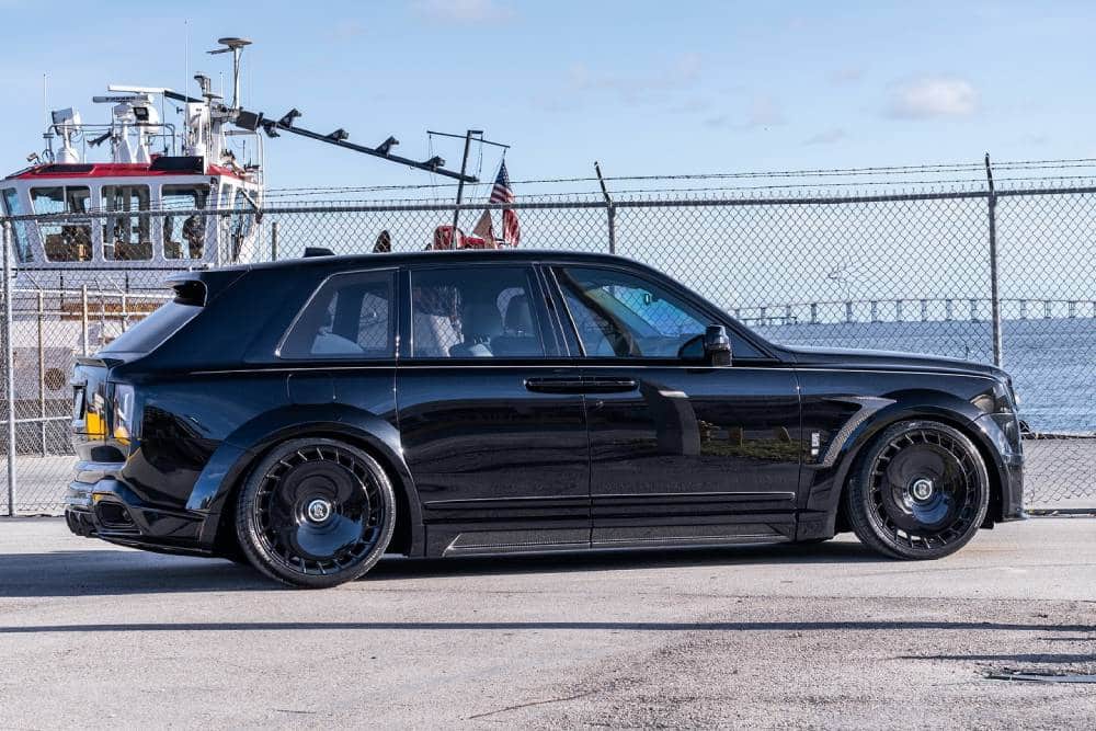https://cdn.autogreeknews.gr/wp-content/uploads/2025/07/slammed-widebody-rolls-royce-cullinan-series-ii-bl-1.jpg