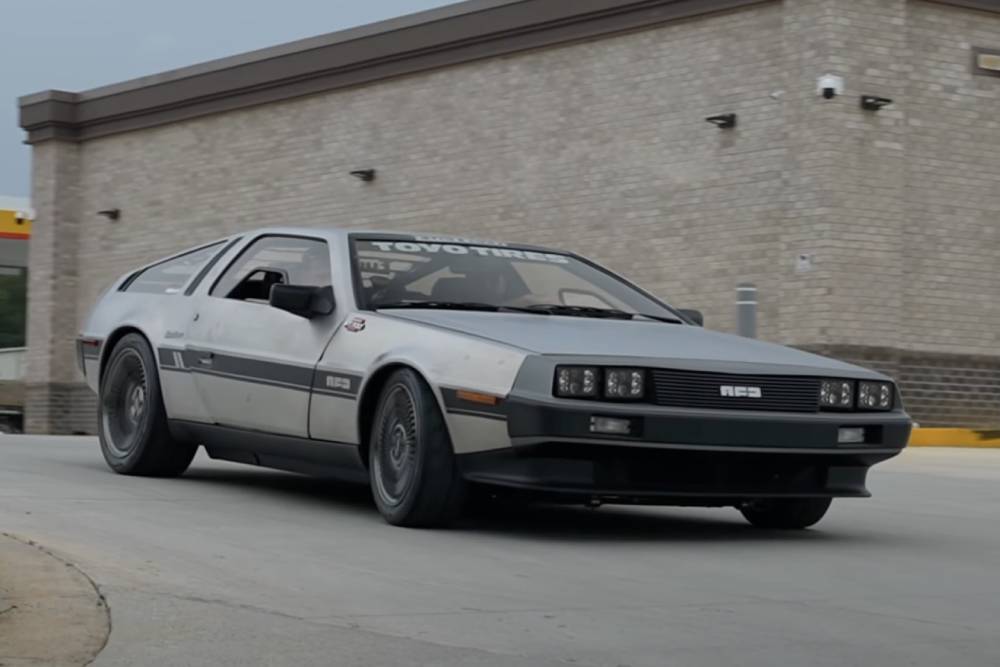https://cdn.autogreeknews.gr/wp-content/uploads/2025/07/the-delorean-dmc-12-finally-gets-the-engine-it-des-1.jpg