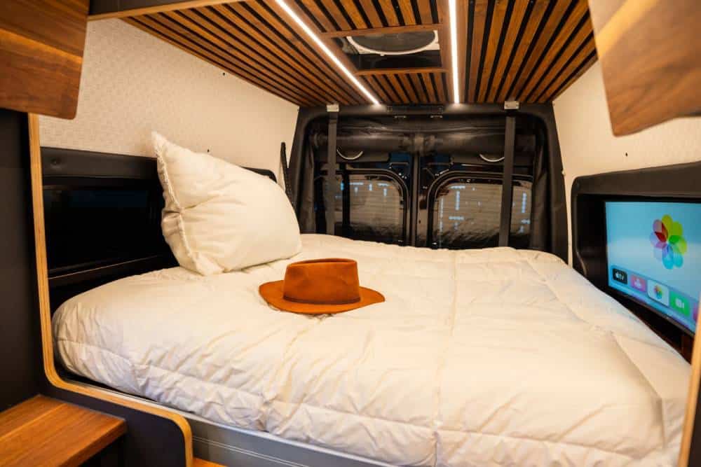 https://cdn.autogreeknews.gr/wp-content/uploads/2025/07/the-rogue-warrior-is-a-rugged-beastly-camper-van-h-10.jpg