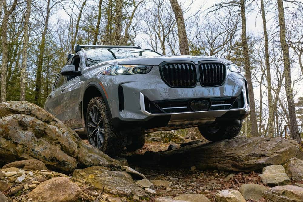 https://cdn.autogreeknews.gr/wp-content/uploads/2025/08/2025-bmw-x5-with-off-road-package-review-exterio-1.jpg