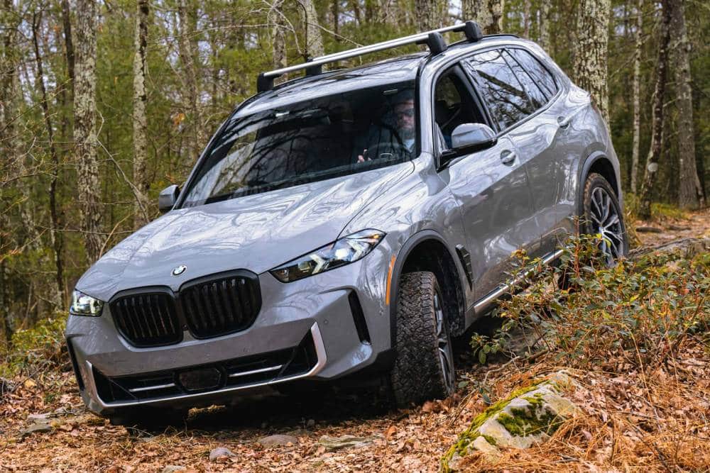 https://cdn.autogreeknews.gr/wp-content/uploads/2025/08/2025-bmw-x5-with-off-road-package-review-exterio.jpg