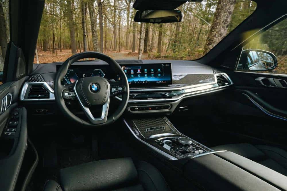 https://cdn.autogreeknews.gr/wp-content/uploads/2025/08/2025-bmw-x5-with-off-road-package-review-interio.jpg