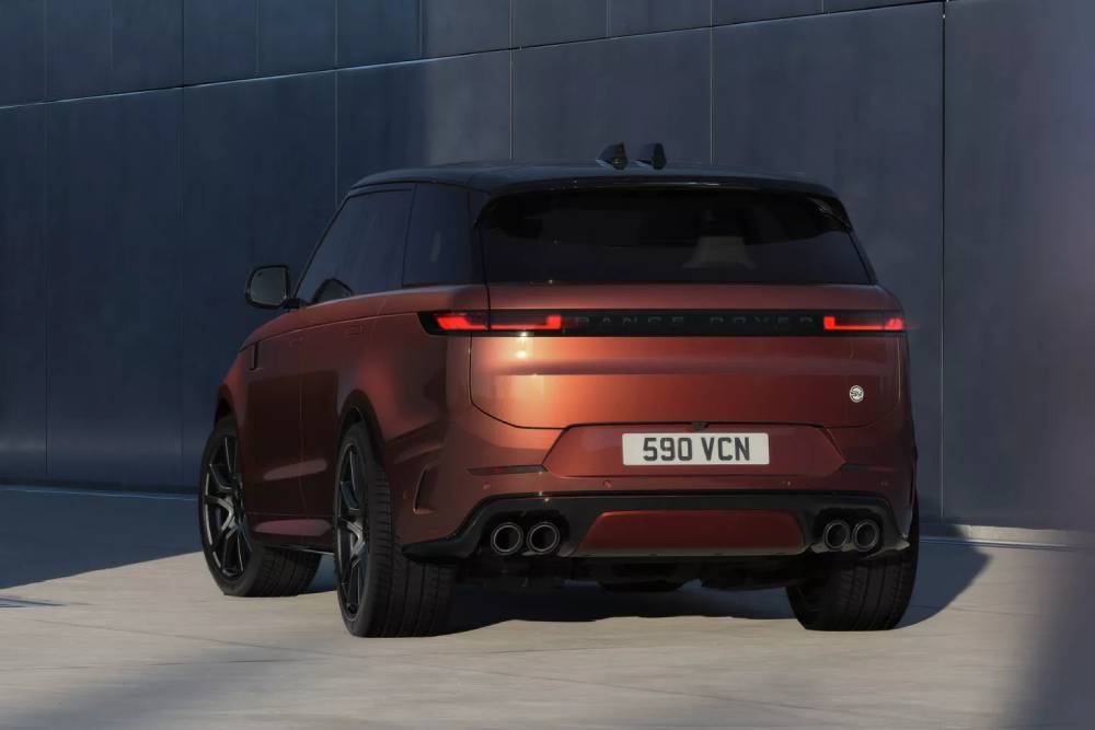 https://cdn.autogreeknews.gr/wp-content/uploads/2025/08/2026-Range-Rover-Sport-SV-Carbon-806-14-2048x1153-1.jpg