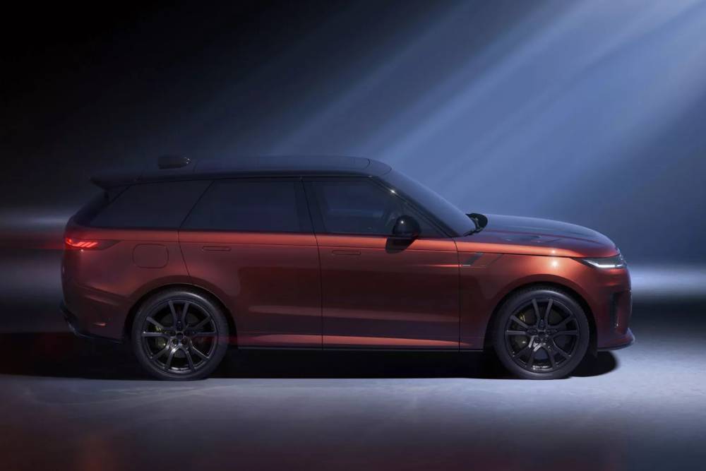 https://cdn.autogreeknews.gr/wp-content/uploads/2025/08/2026-Range-Rover-Sport-SV-Carbon-806-19-2048x1152-1.jpg